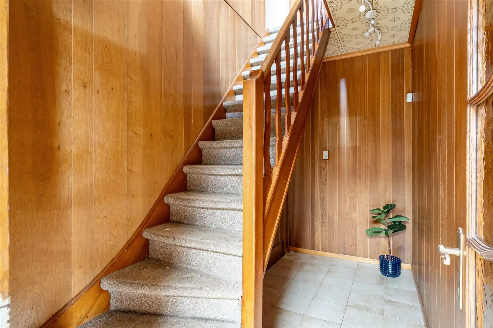 Renovatiewoning met garage en tuin. foto 14