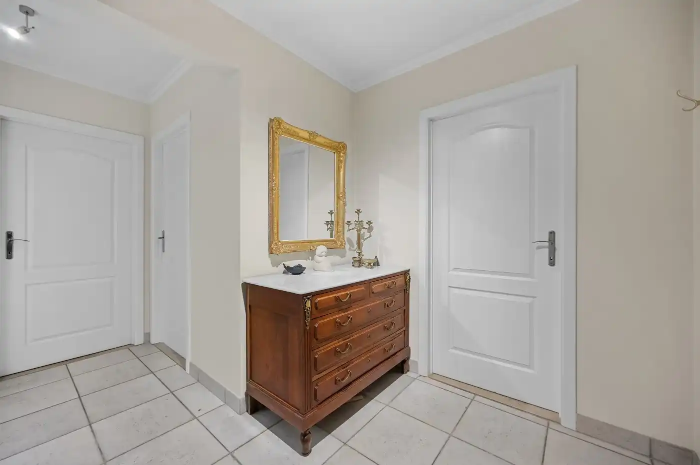 Ruim appartement met veel lichtinval, 2 slaapkamers, garage en kelder foto 4