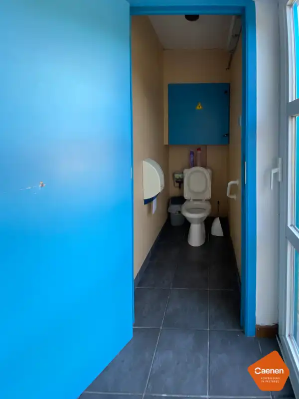 Zeer ruim, lichtrijk handelspand te koop op commerciële locatie! foto 13