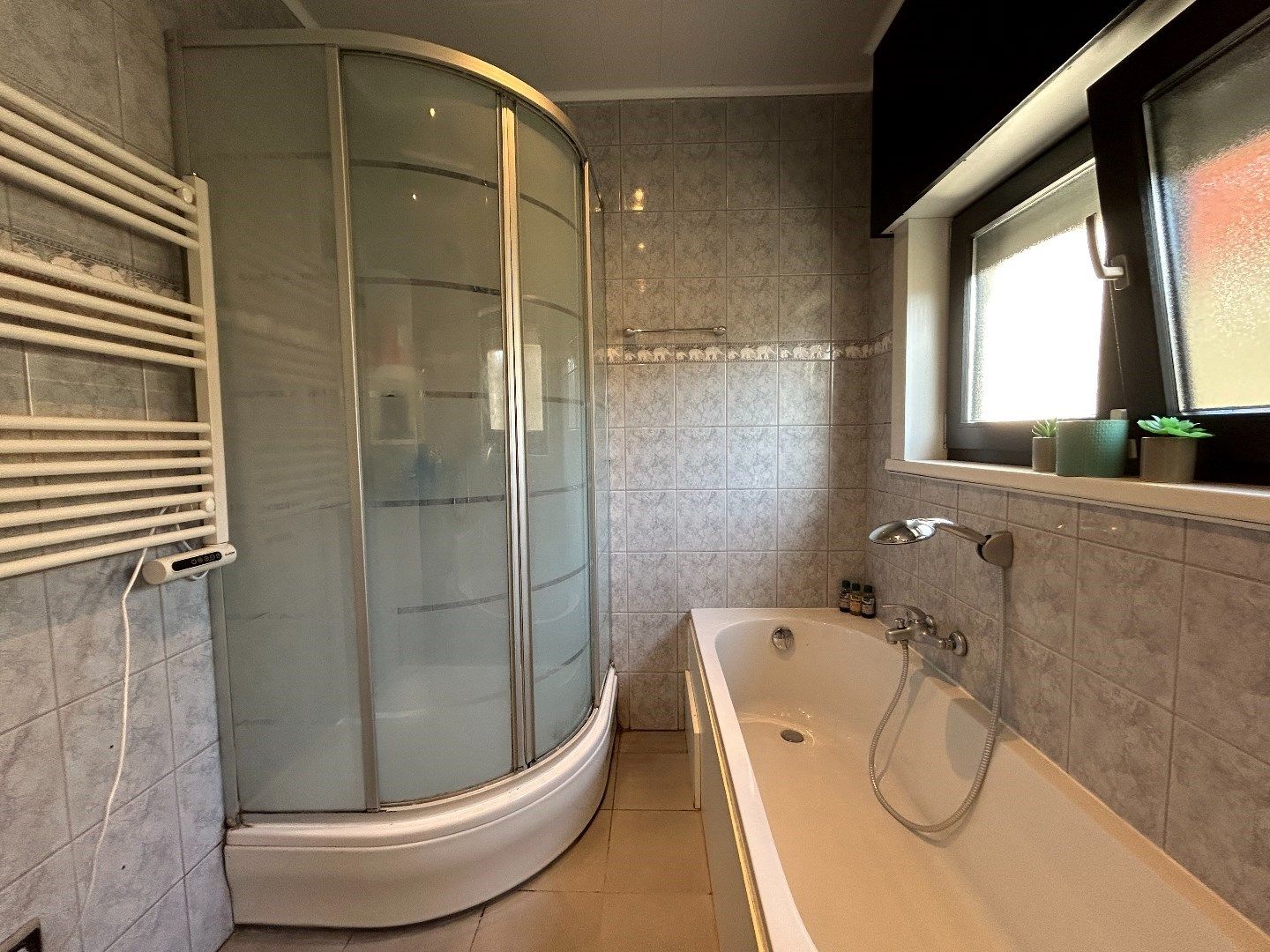 Instapklare rijwoning met veel bergruimte TE KOOP  in het bruisende Waregem. foto 9