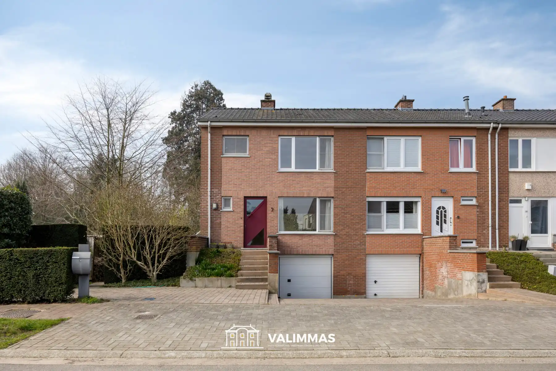 Hoofdfoto van de publicatie: Welgelegen en verzorgde driegevelwoning met garage en tuin