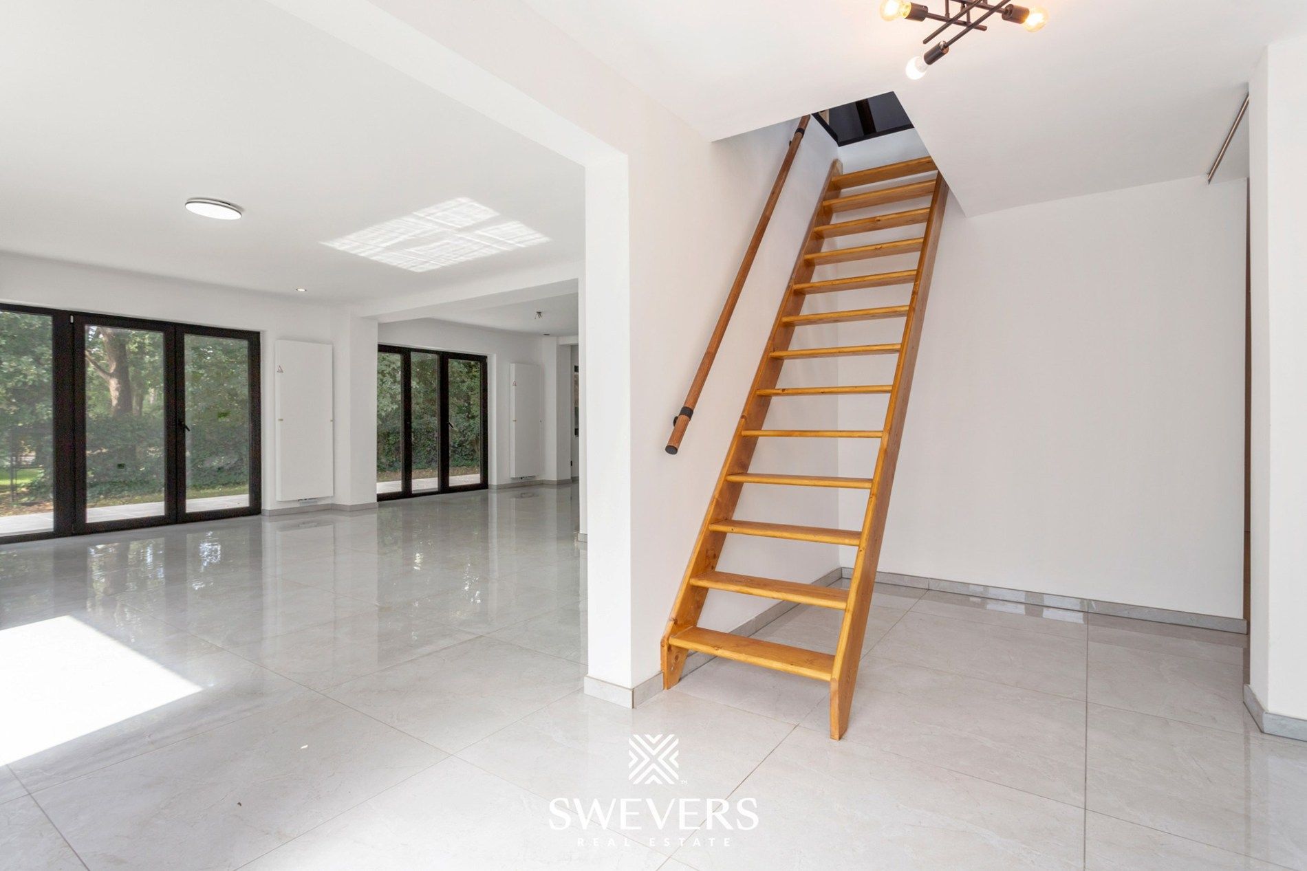 Volledig gerenoveerde gezinswoning met garage en tuin te Genk foto 12