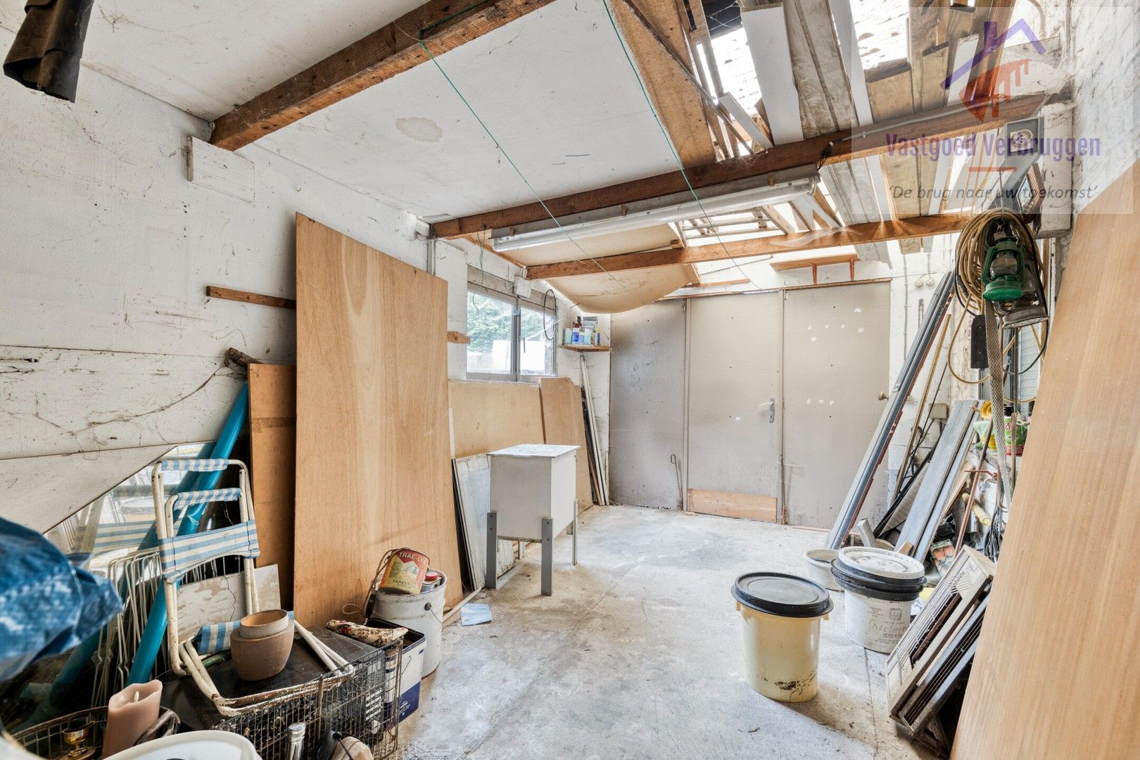 Rustig gelegen te renoveren halfopen bebouwing op ruim perceel van 16 are! foto 14