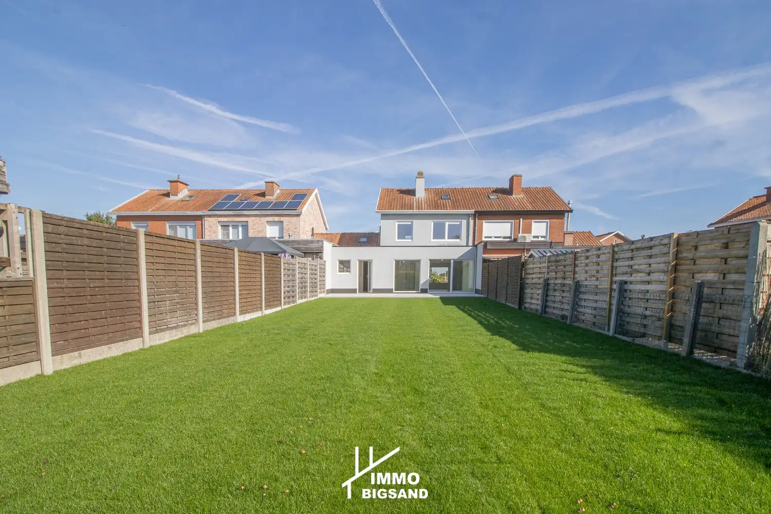 Volledig gerenoveerde woning met 3 slaapkamers, garage en ruime tuin foto {{pictureIndex}}