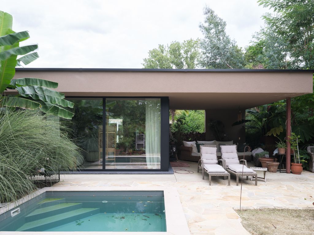 Twee uitzonderlijke bungalowvilla’s op één groen perceel van 3.241 m² in een residentiële wijk in De Pinte. foto 2