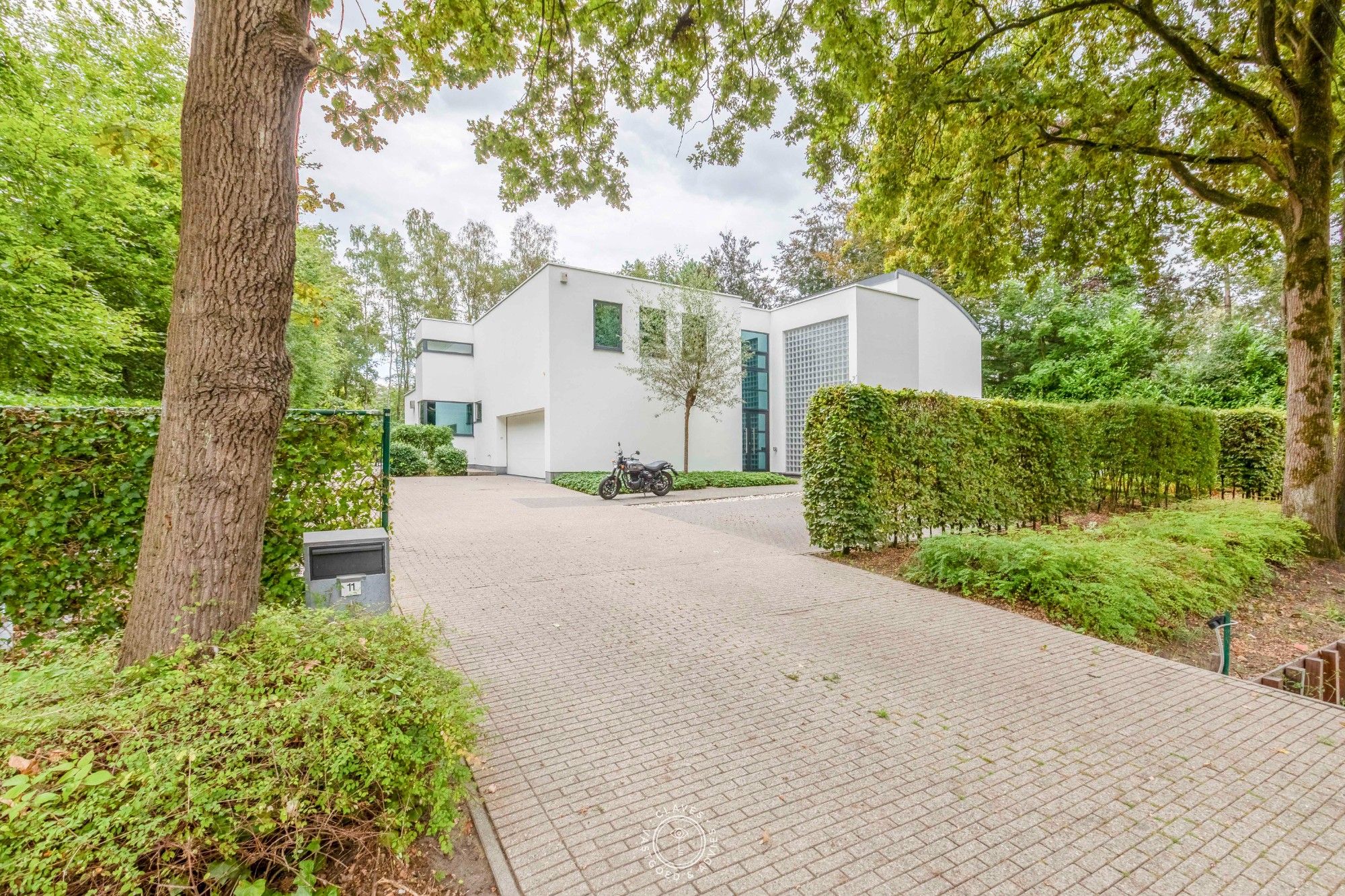 Architecturale villa met prachtige tuin en zwembad foto {{pictureIndex}}