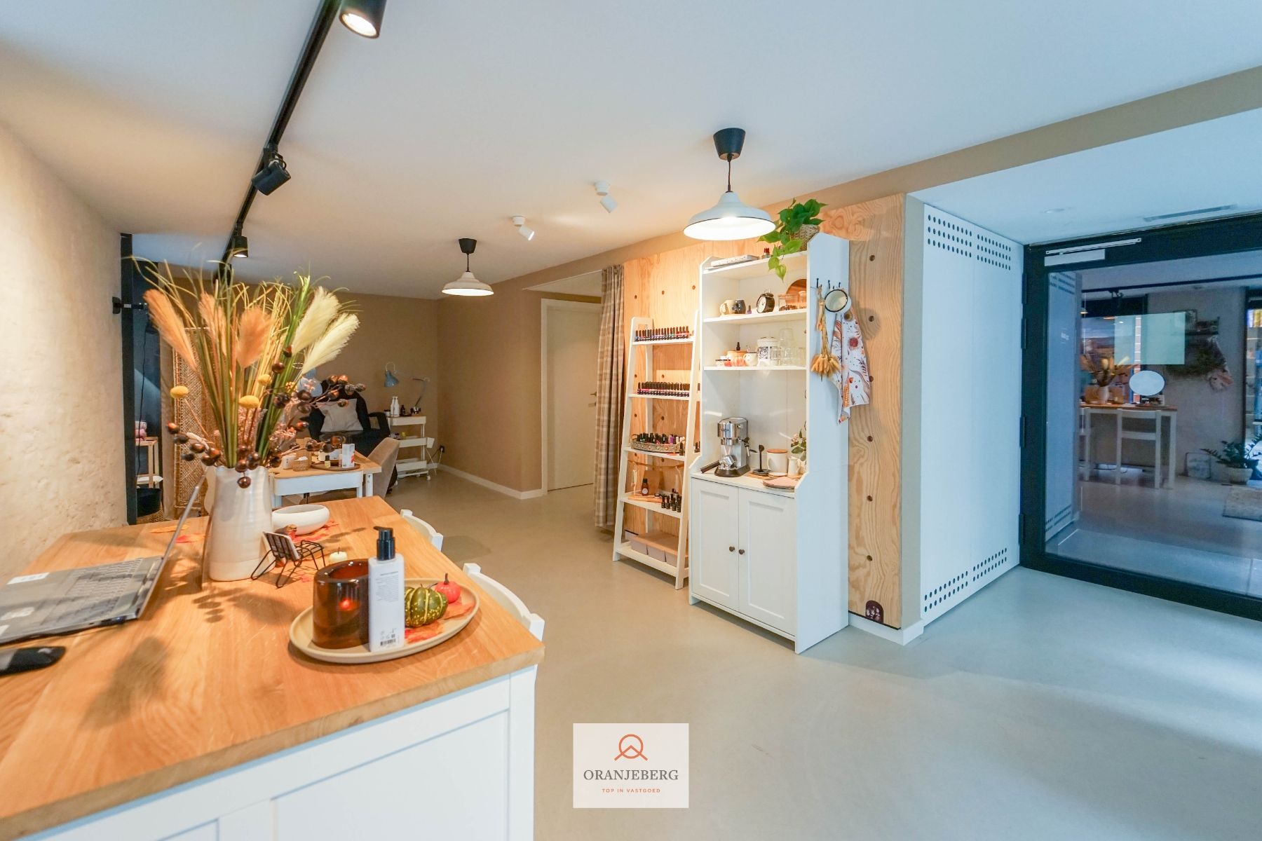 Hoekwinkel te huur vlakbij Vrijdagmarkt foto 12