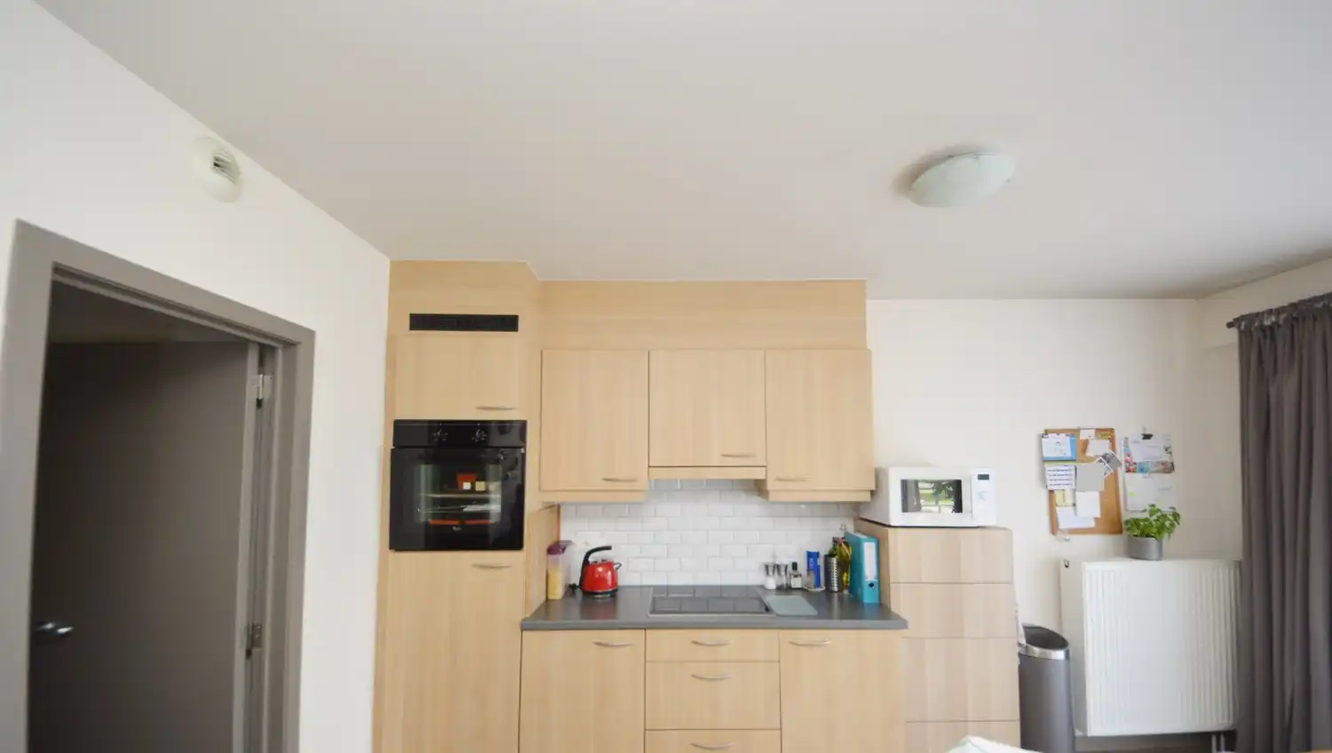 Lichtrijk en modern appartement met riant zonneterras, 2 ondergrondse staanplaatsen én kelder in hartje Ninove! foto 10