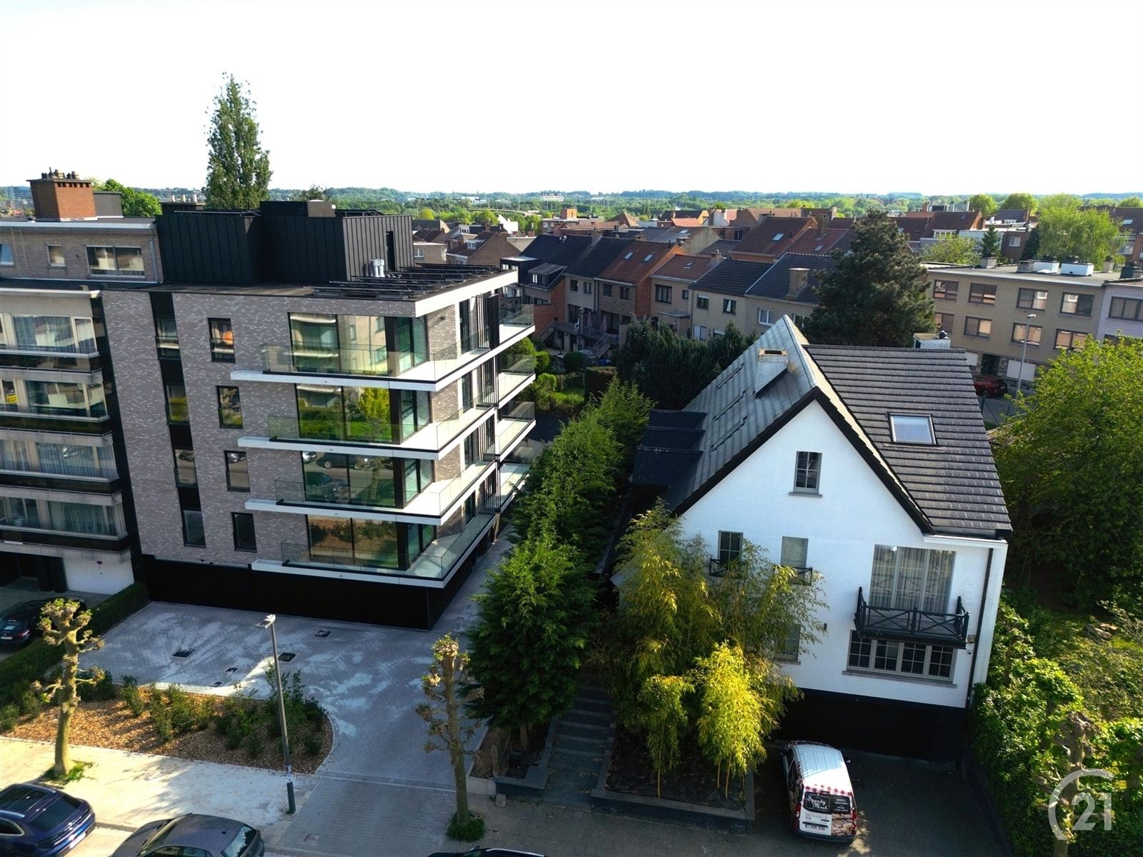 Nieuwbouwappartement met groot terras  foto {{pictureIndex}}