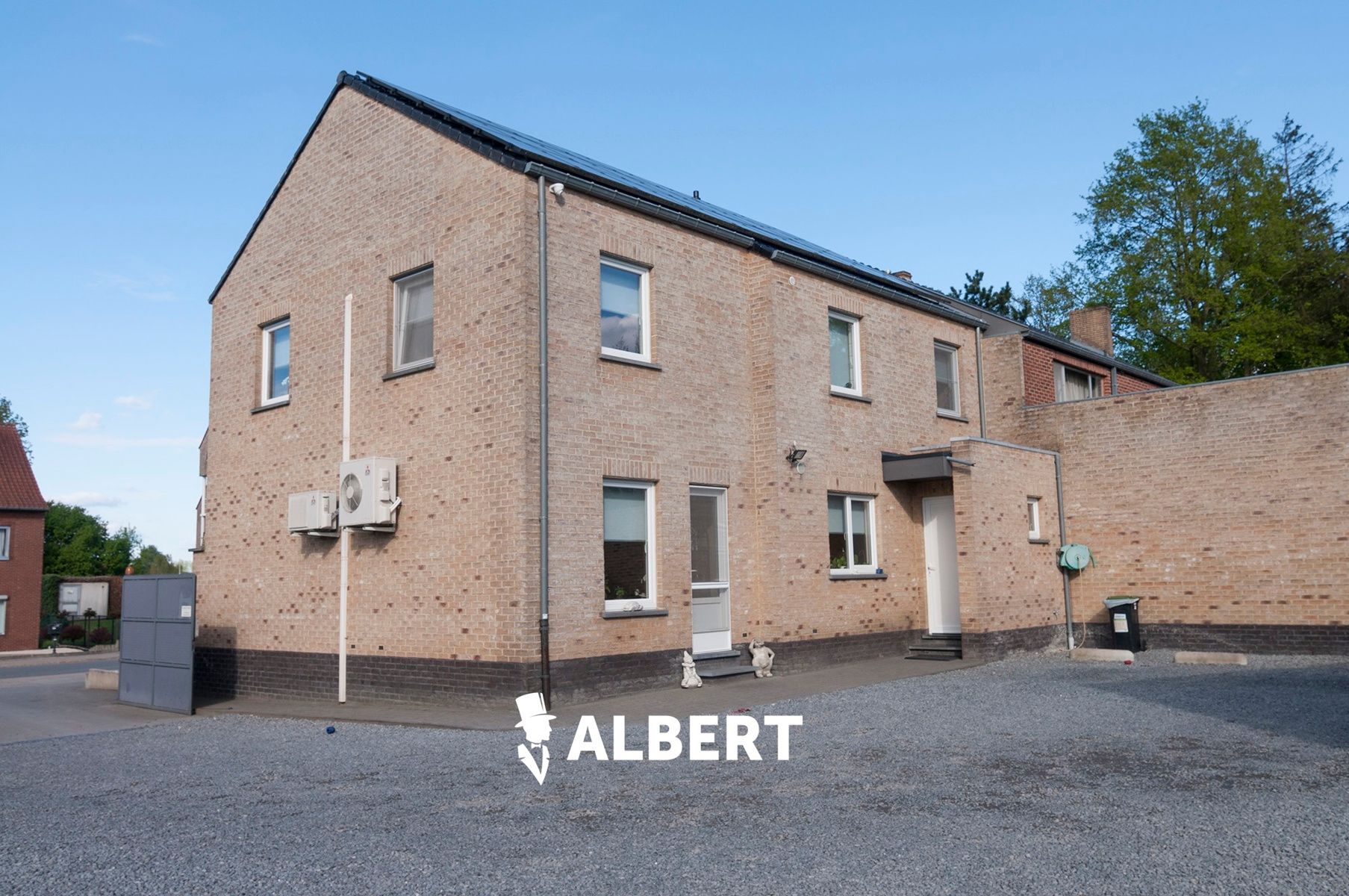 Instapklare woning met grote tuin en garage/magazijnruimte foto 2