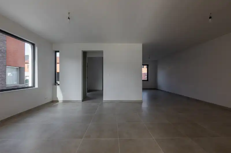 Instapklare, halfopen woning met 5 slaapkamers, bureau, tuin, volledig ingerichte keuken...(energielabel B) foto 12