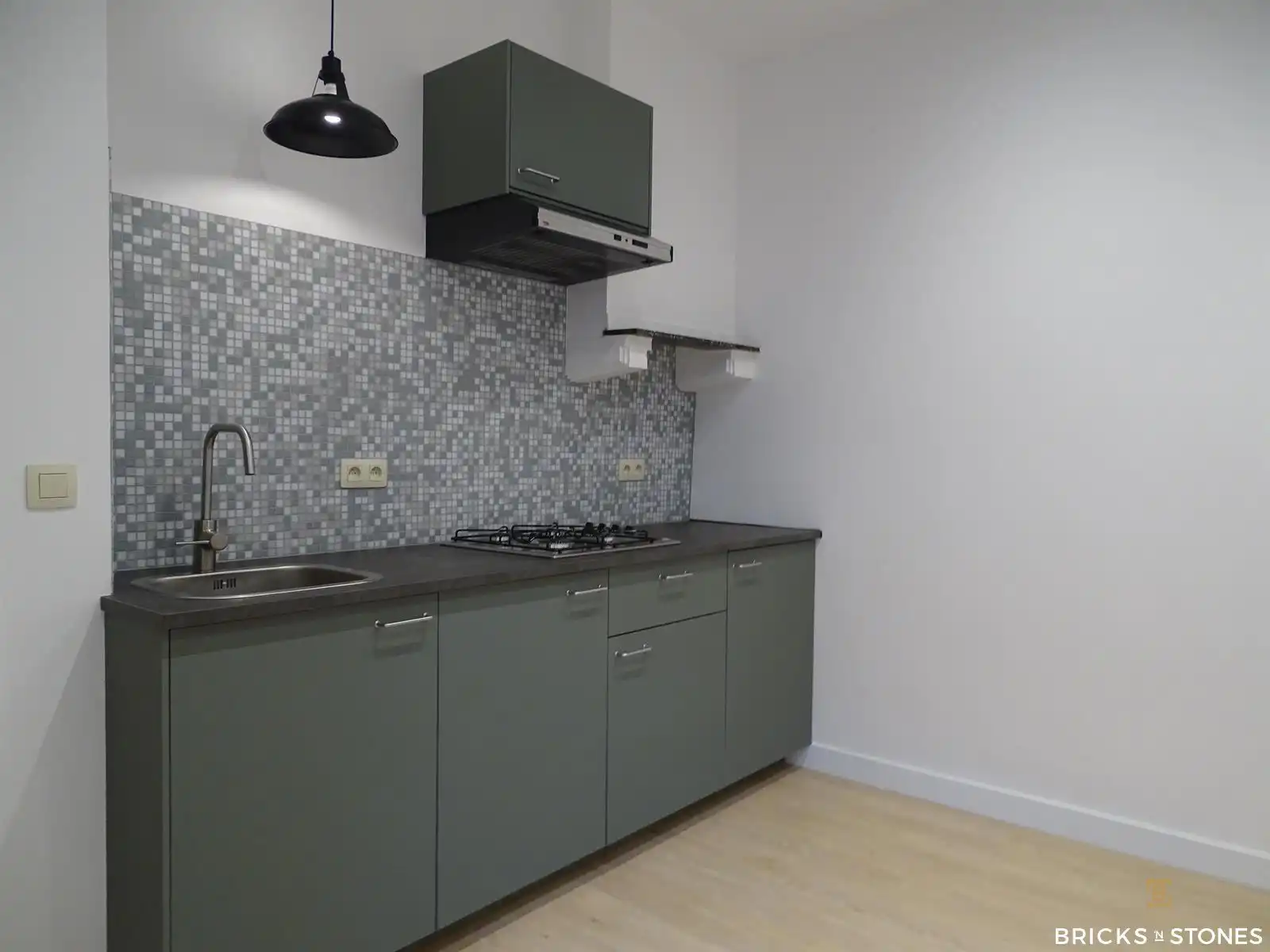 Goedgelegen, leuke studio in goede staat. foto {{pictureIndex}}