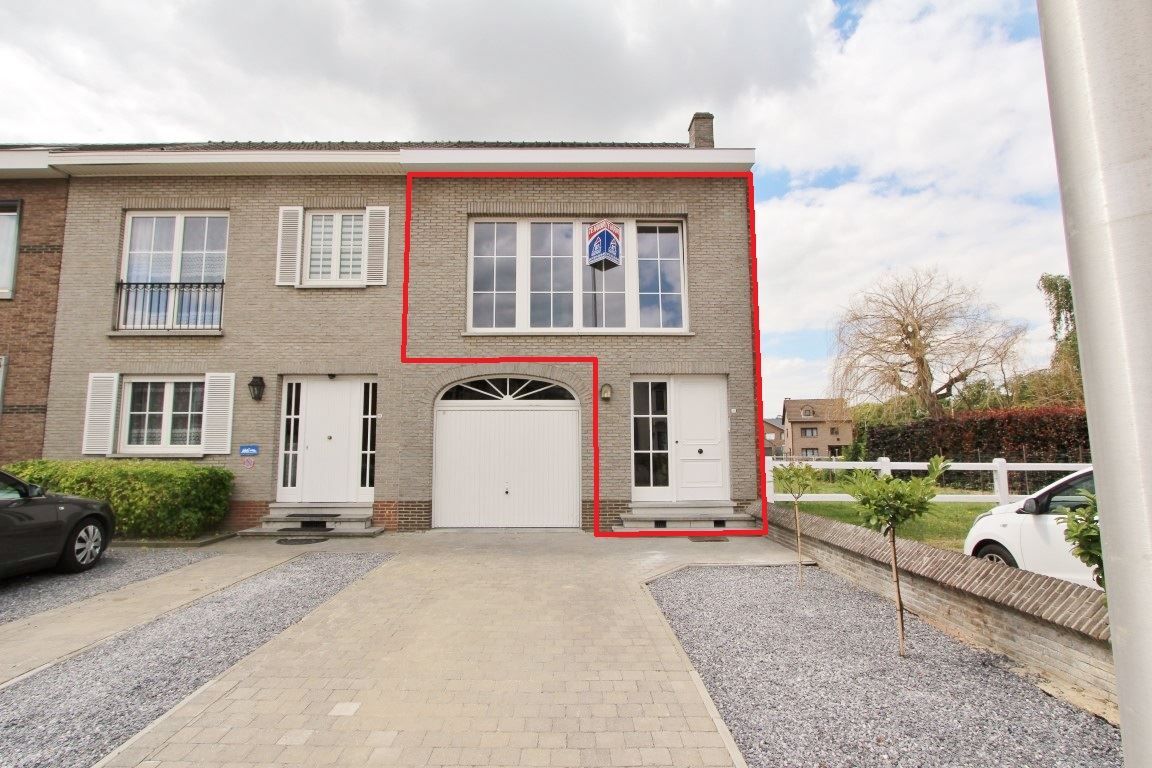 Bel-etage woning aan de rand van het centrum foto {{pictureIndex}}