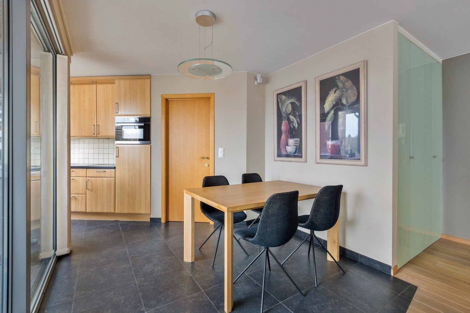 Ruim en stijlvol appartement met 2 slaapkamers, terras en 1 parkeerplaats foto 7