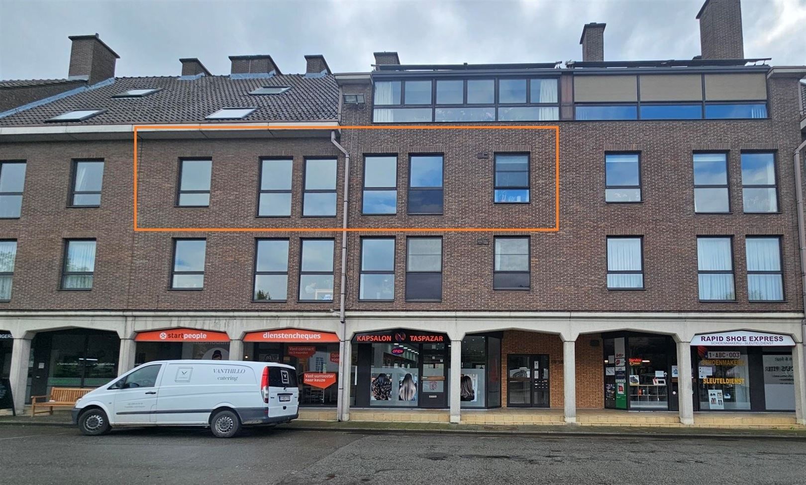 Instapklaar zeer ruim appartement met 4 slpks, terras en autostaanplaats. foto 1