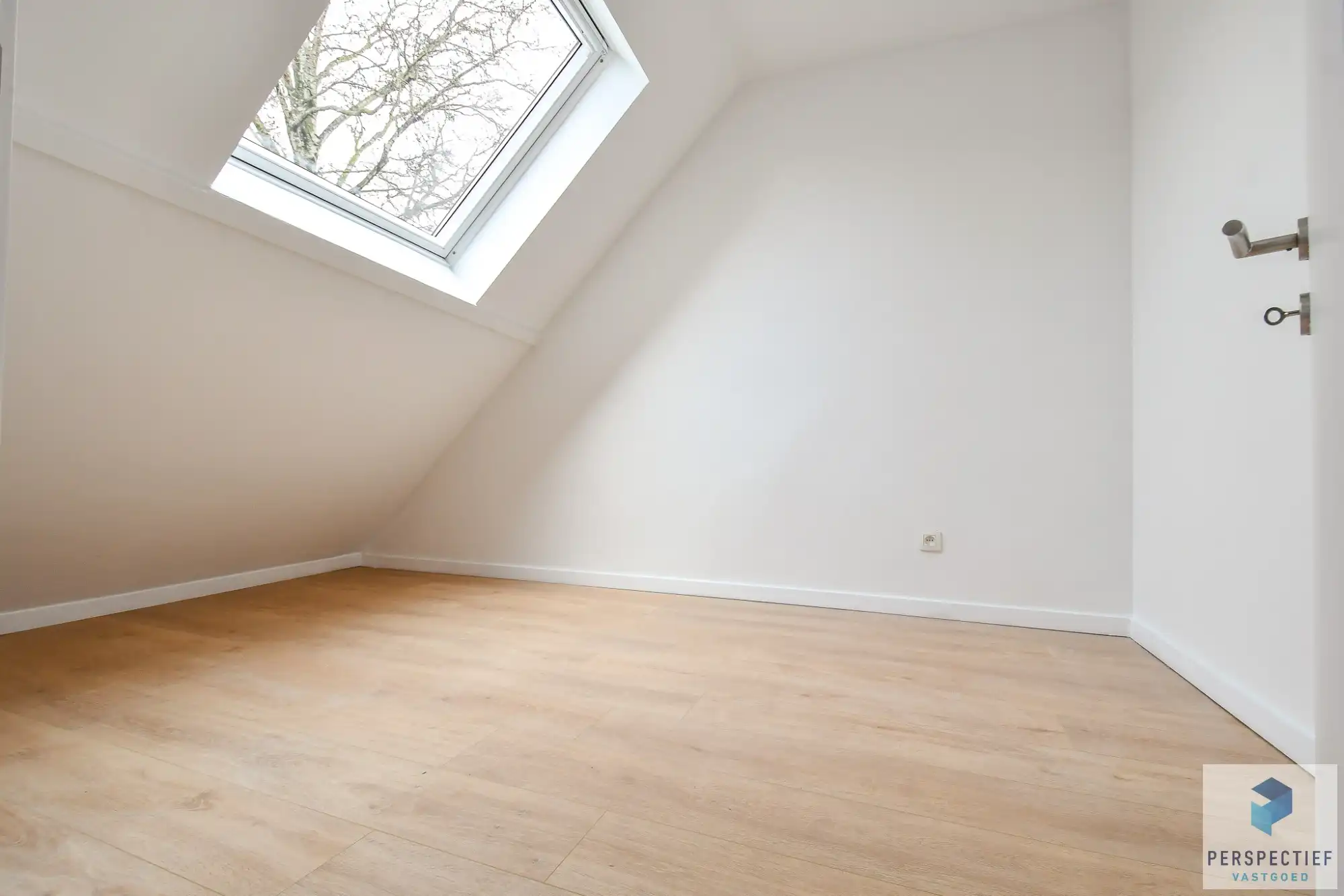 Vernieuwde woning met 3 slaapkamers en ZONGERICHTE tuin met uitweg en GROTE GARAGE foto 16