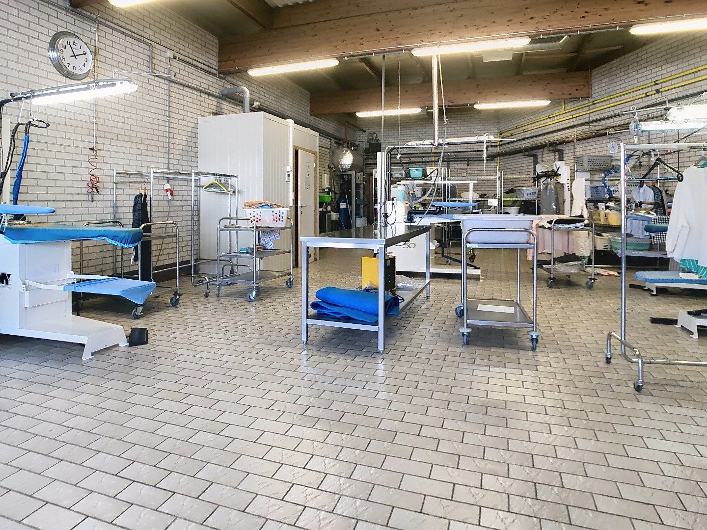Centraal gelegen opslagruimte, momenteel ingericht als strijkatelier foto 3