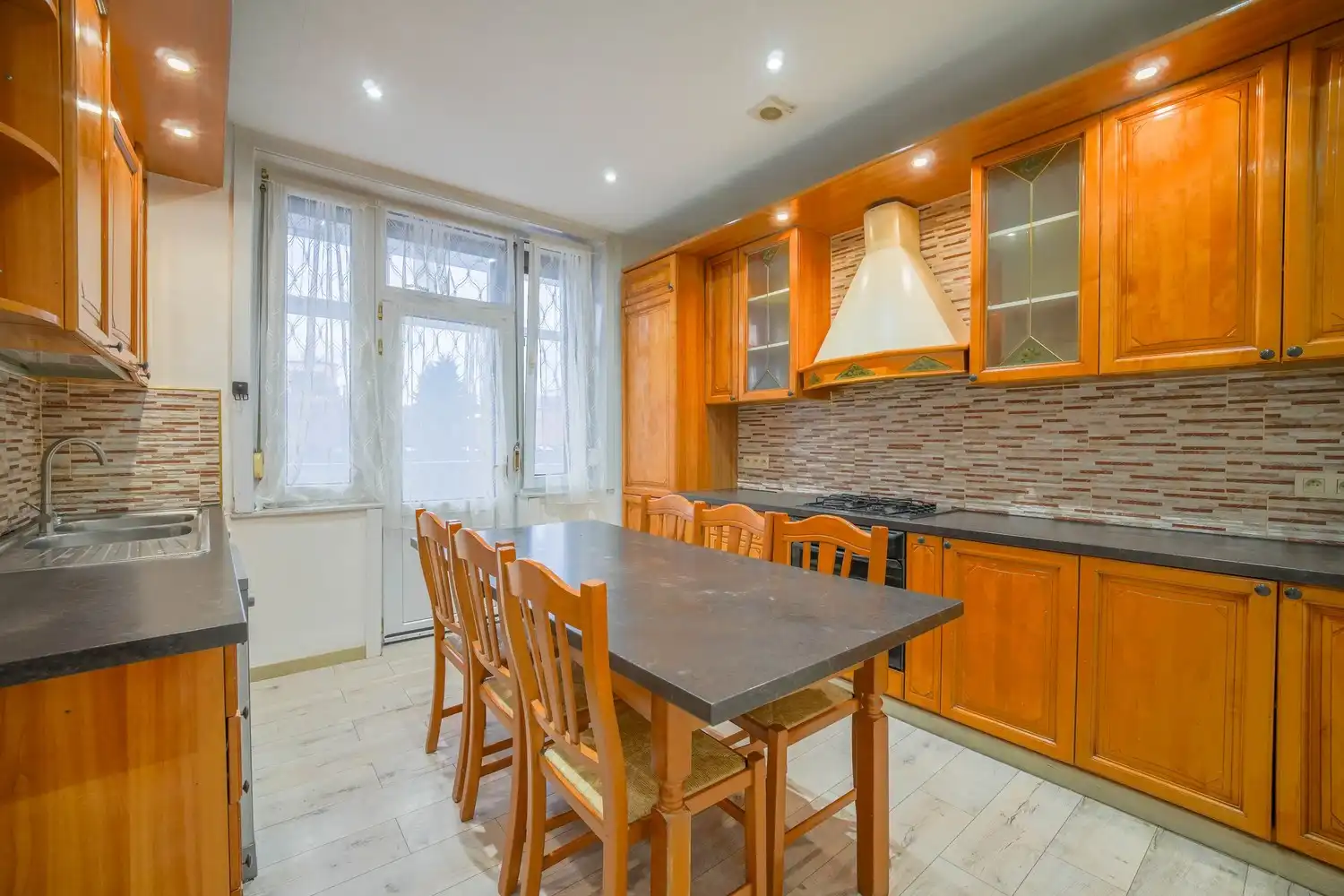 Instapklaar appartement met terras in Jette foto 9