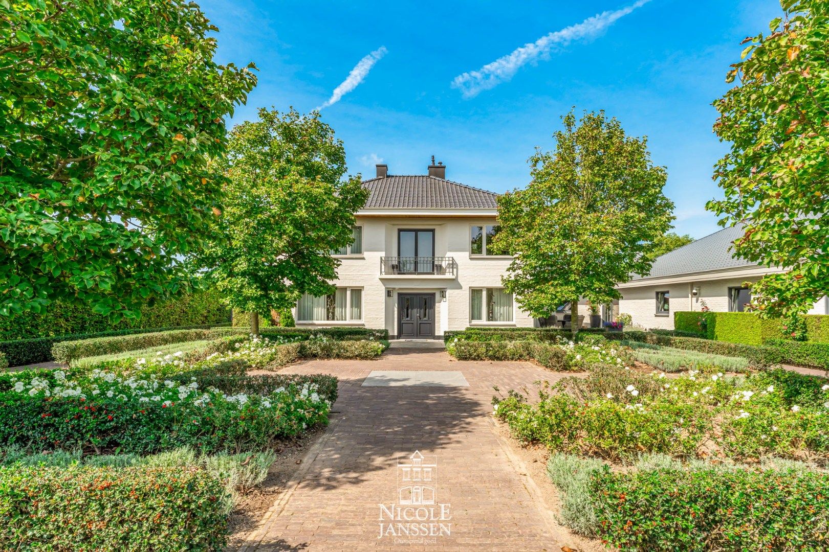 Moderne riante woning met paardenstallen en uitgestrekte weiden foto {{pictureIndex}}