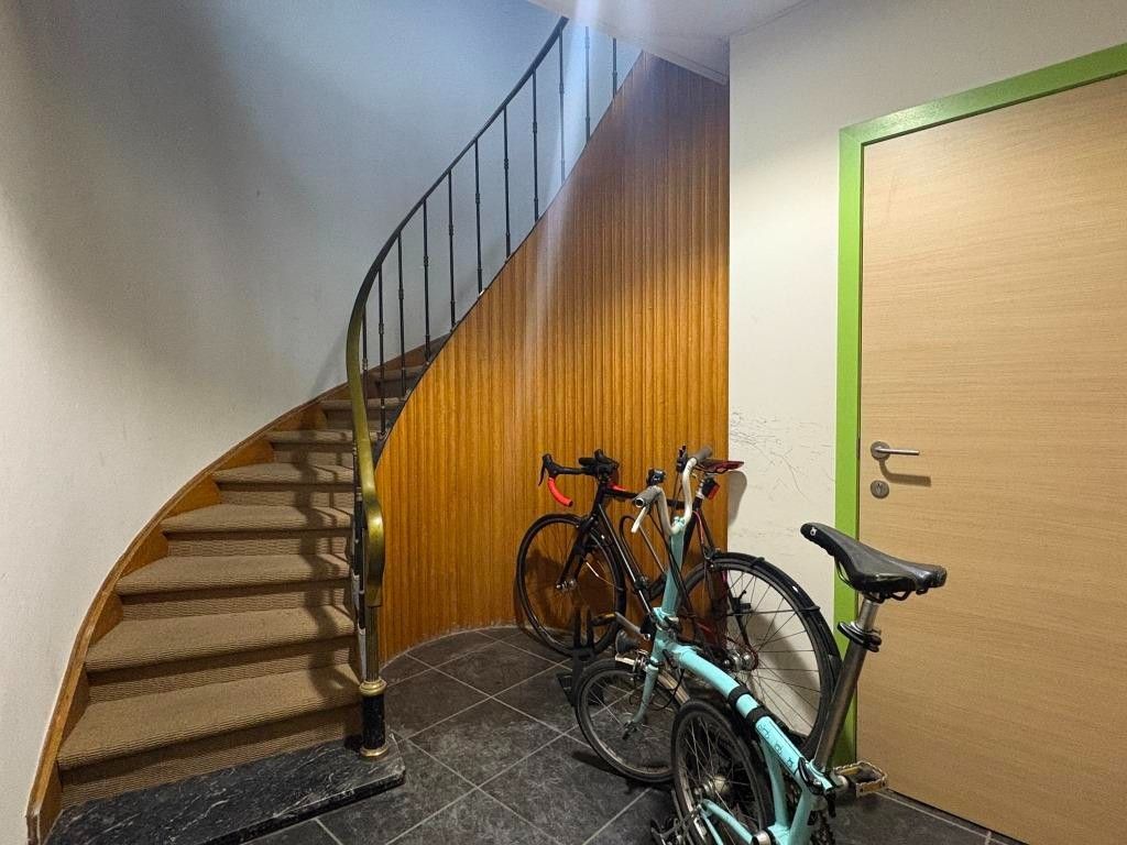 Duurzaam en sterk visueel gelegen gebouw met kantoren, een groot appartement en 3 standplaatsen. foto 14