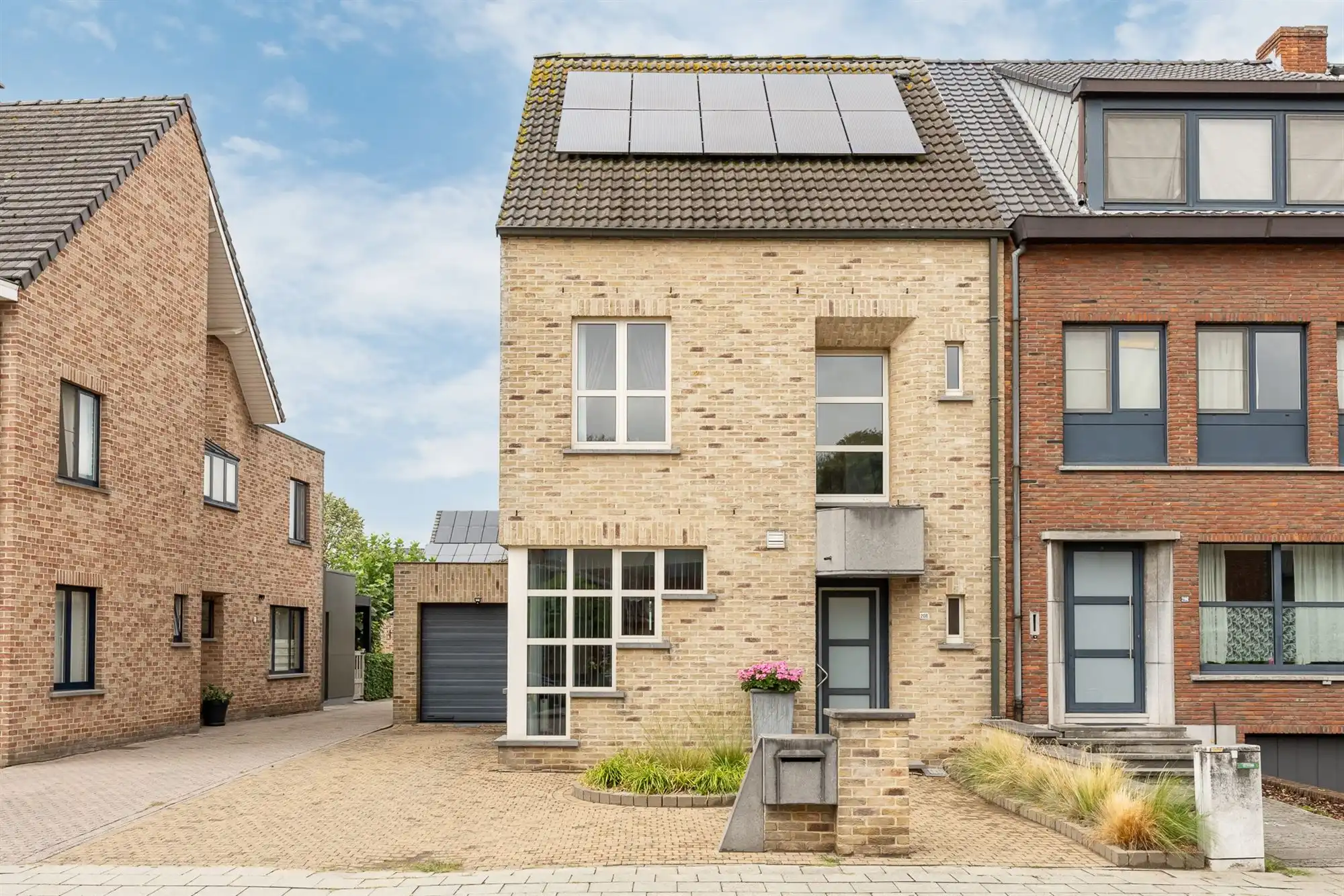 Instapklare woning met 4 slaapkamers en garage foto {{pictureIndex}}