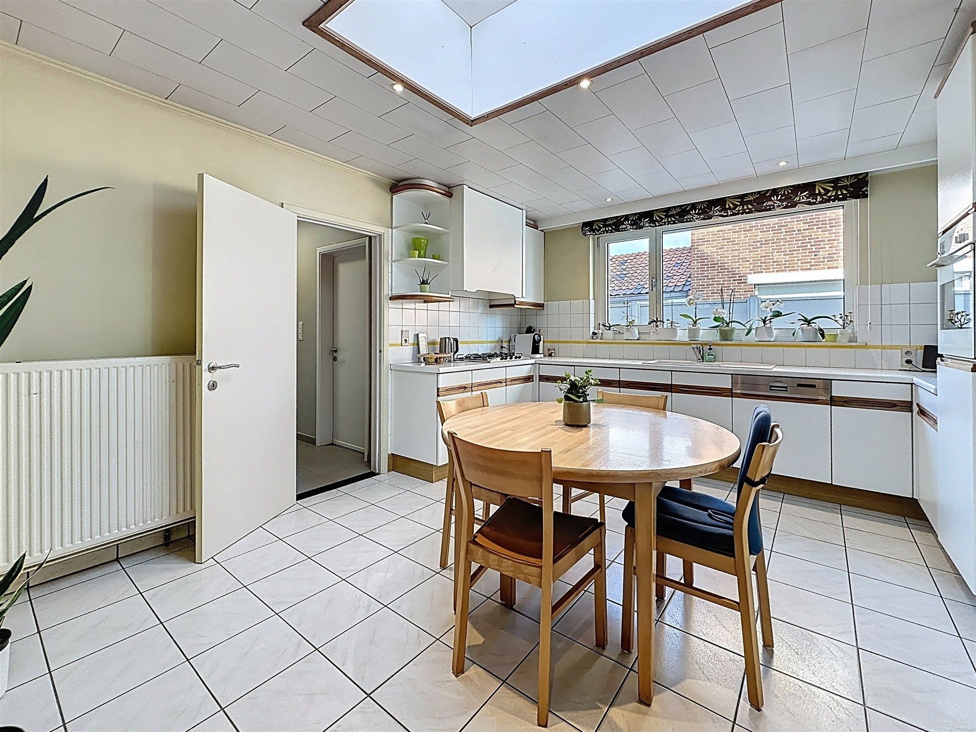Instapklare woning met 3 slaapkamers en aparte garage op perceel van 810 m² foto 4