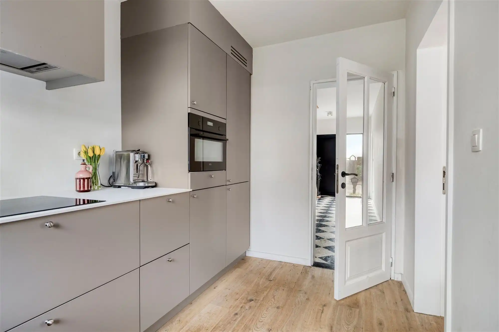 Karaktervolle halfopen bebouwing in rustige woonwijk foto 19