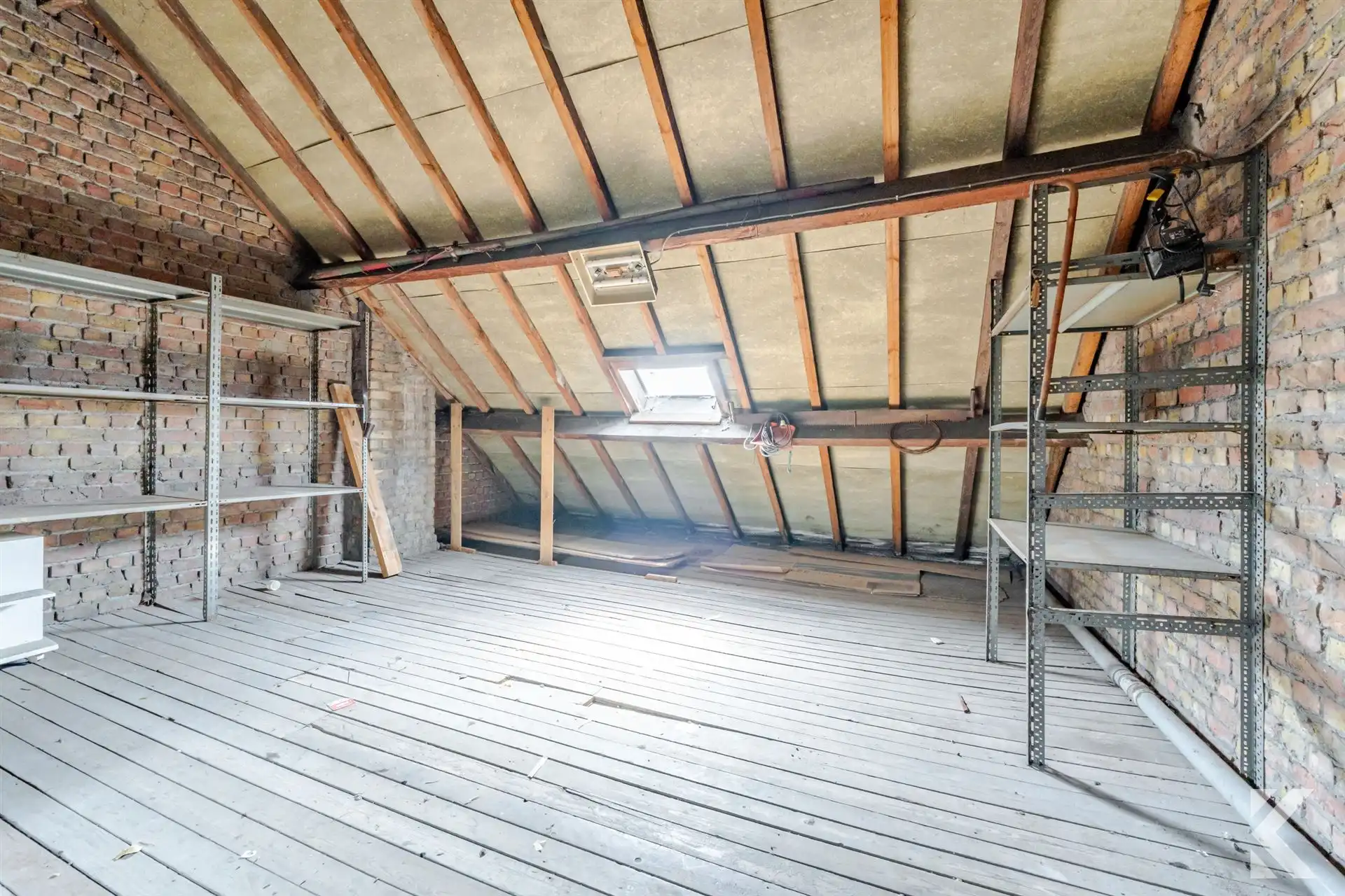 Te renoveren woning met veel potentieel en ruime zolder foto 15
