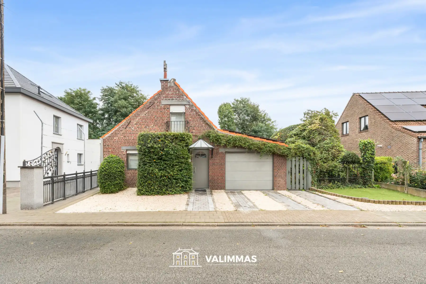 Charmante en instapklare woning met garage en mooie tuin... foto 2