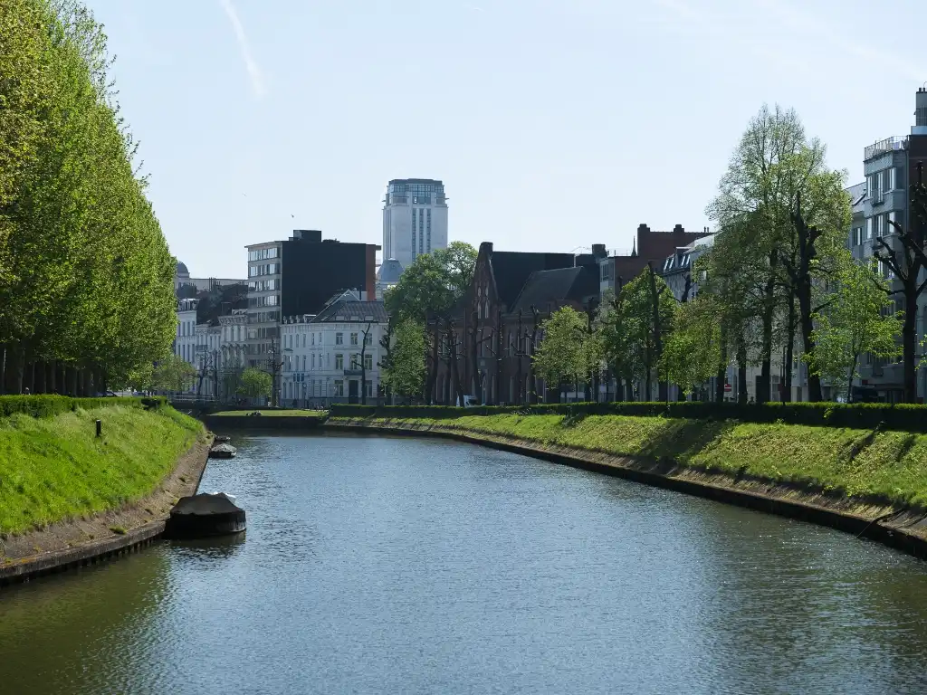 Instapklare en karaktervolle herenwoning (= kantoor) met buitenruimte aan de gegeerde Coupure foto 2