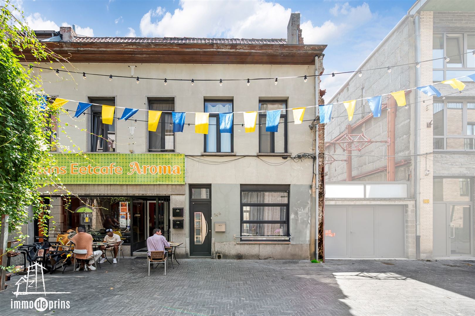 Opbrengsteigendom winkel met woonst +aanpalende woning foto {{pictureIndex}}