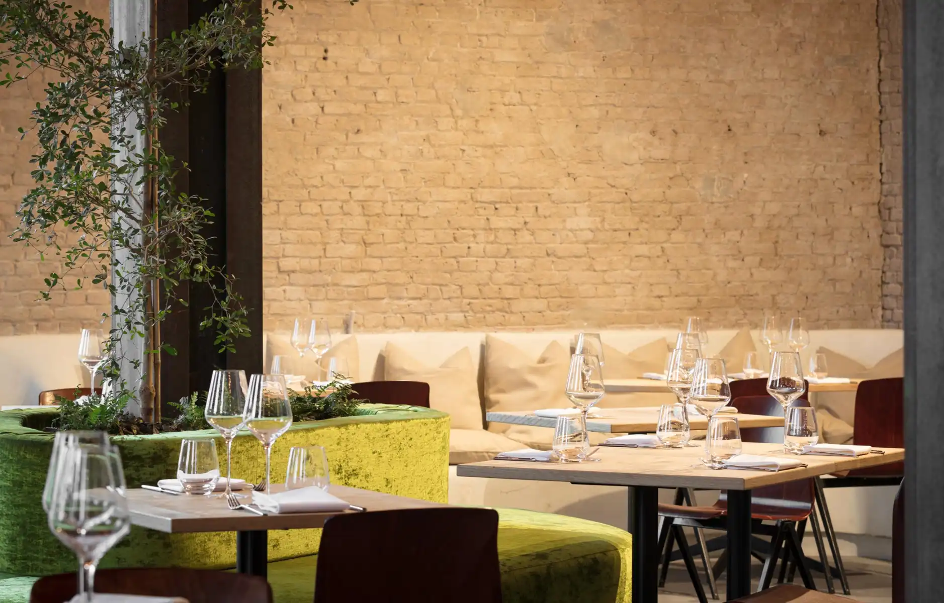 Horecapand met terras aan Park Spoor Noord foto 3