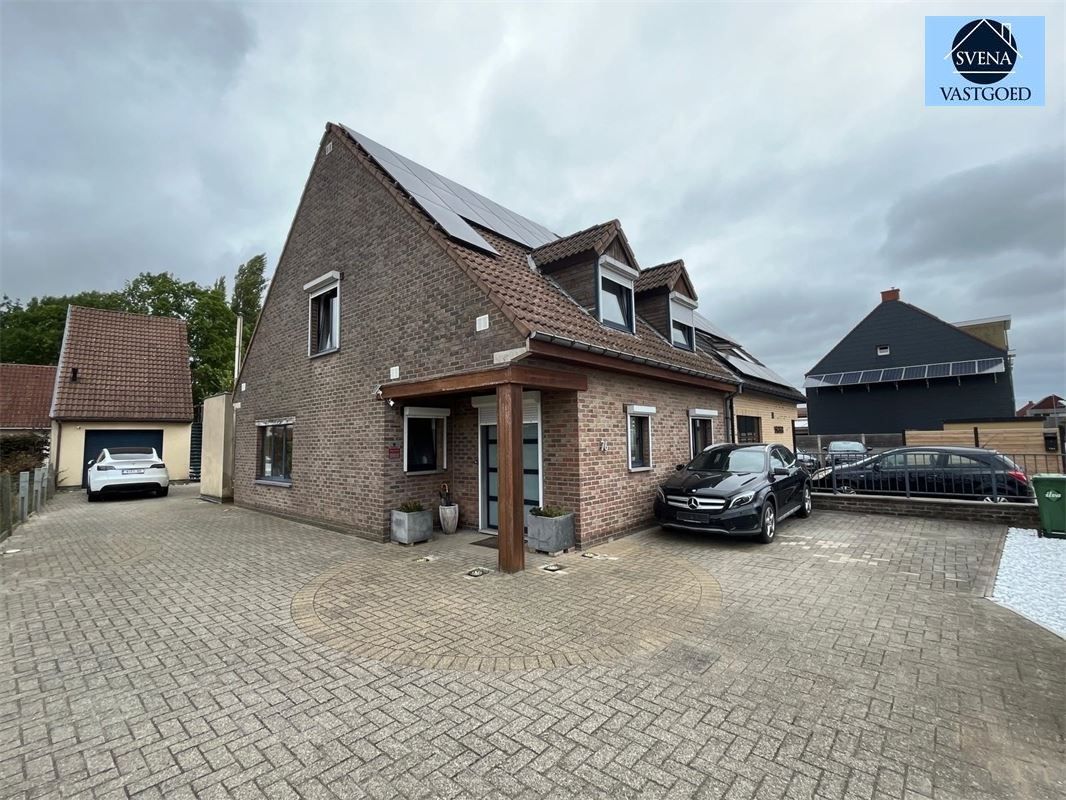 PRACHTIGE HALFOPEN BEBOUWING MET 4 SLAAPKAMERS EN GARAGE foto {{pictureIndex}}