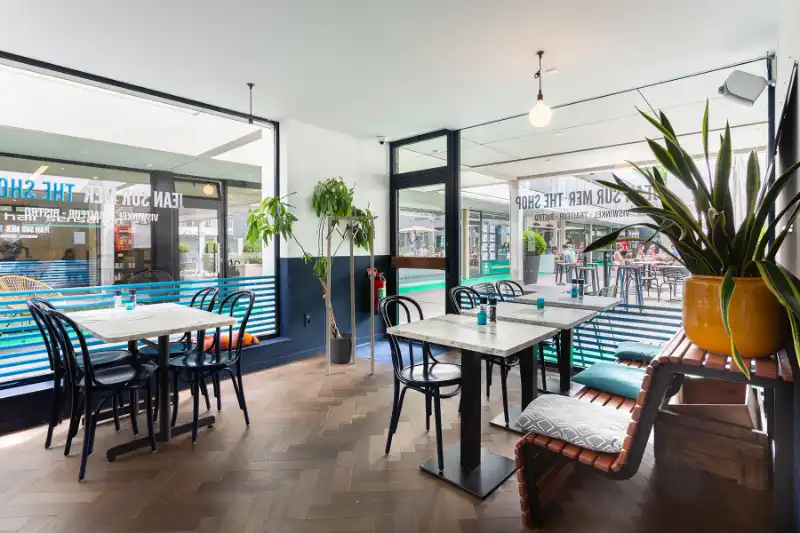 Prachtig handelspand met veel RUIMTE EN ETALAGE, gratis parking! TOPlocatie Patio Donk! foto 14