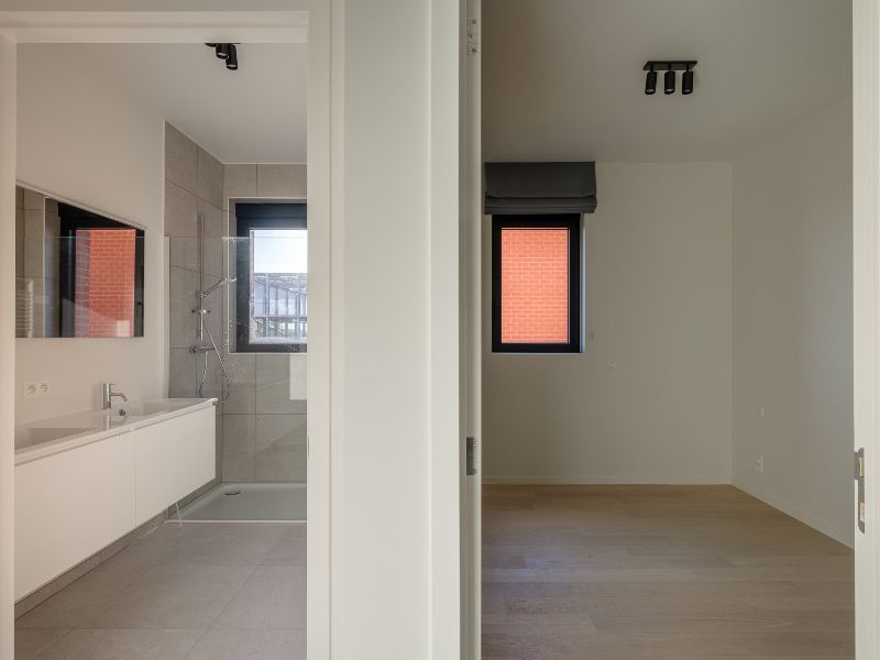 Ruim 2slpk-appartement met zuid-west georiënteerd terras aan de ‘Nieuwe Dokken’. Een appartement met een fenomenaal zicht over het water en de Gentse skyline! foto 9