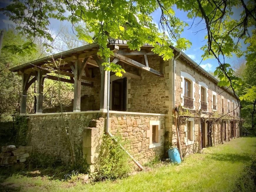 Charmante vakantiewoning op een prachtige plek in de Corrèze! foto {{pictureIndex}}