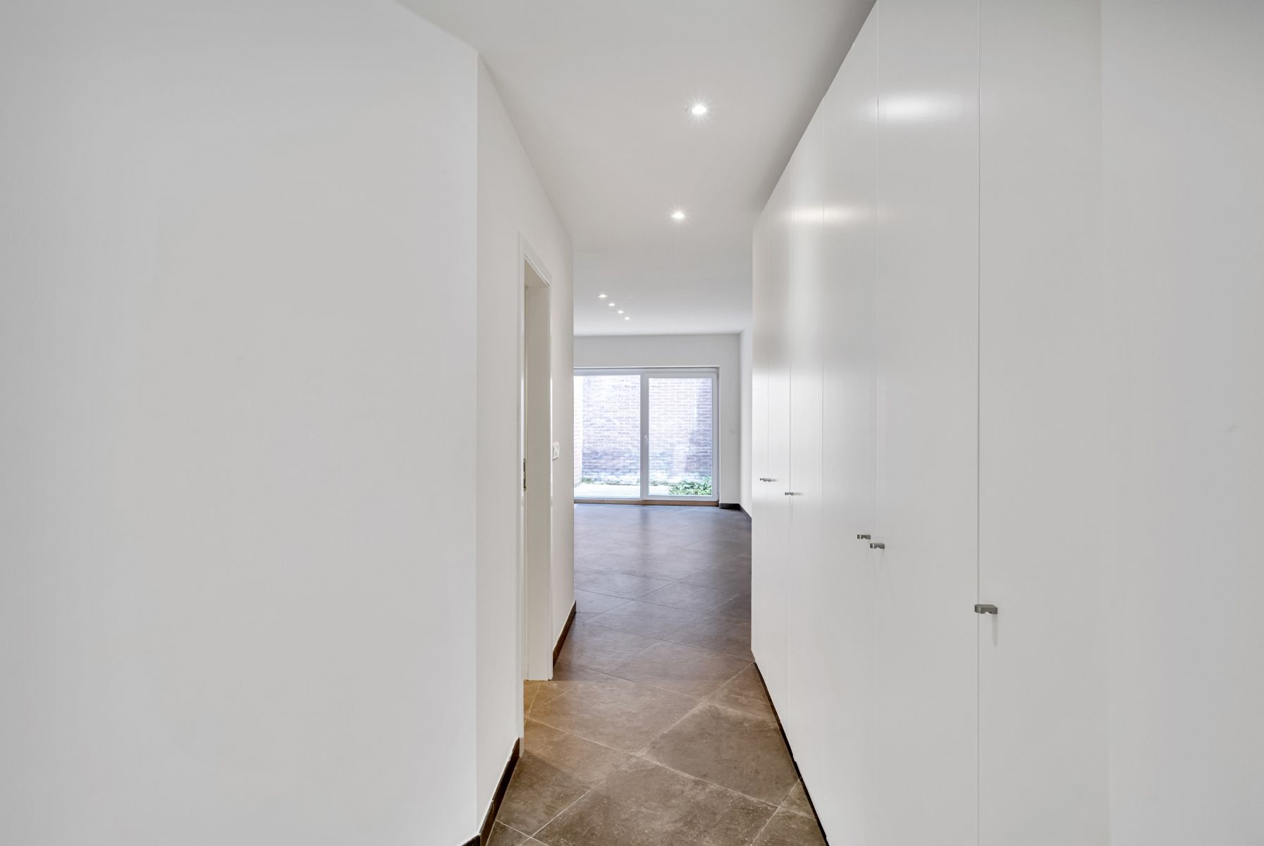 Lichtrijk gelijkvloers appartement met terras op toplocatie! foto 7