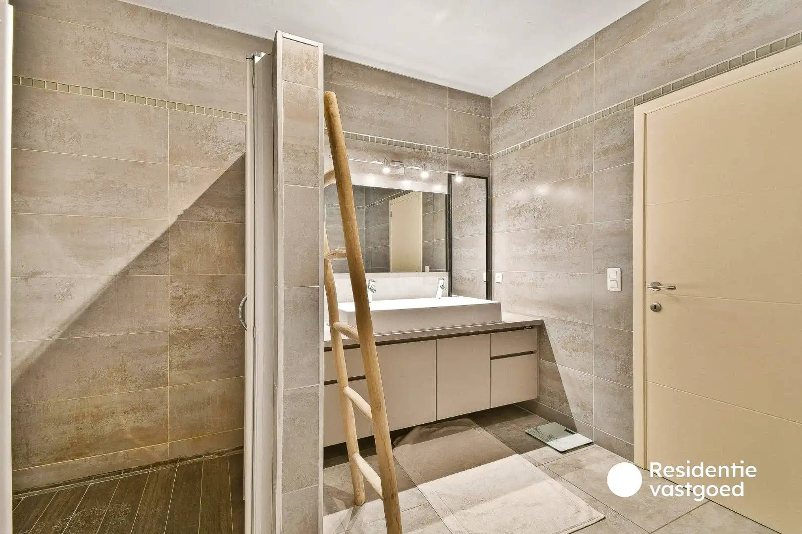 Instapklare en alleenstaande bungalowwoning foto 18
