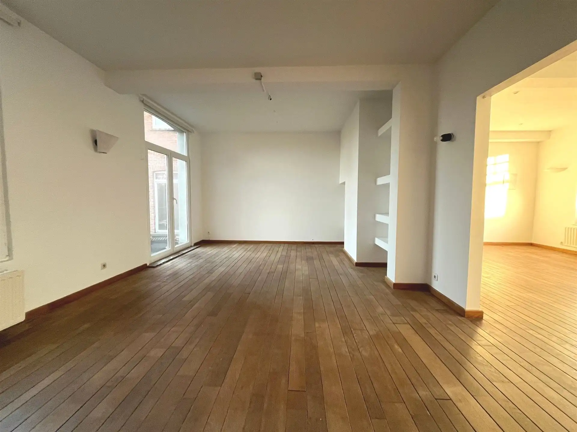 Appartementsgebouw met parking en zeer grote tuin! foto 4