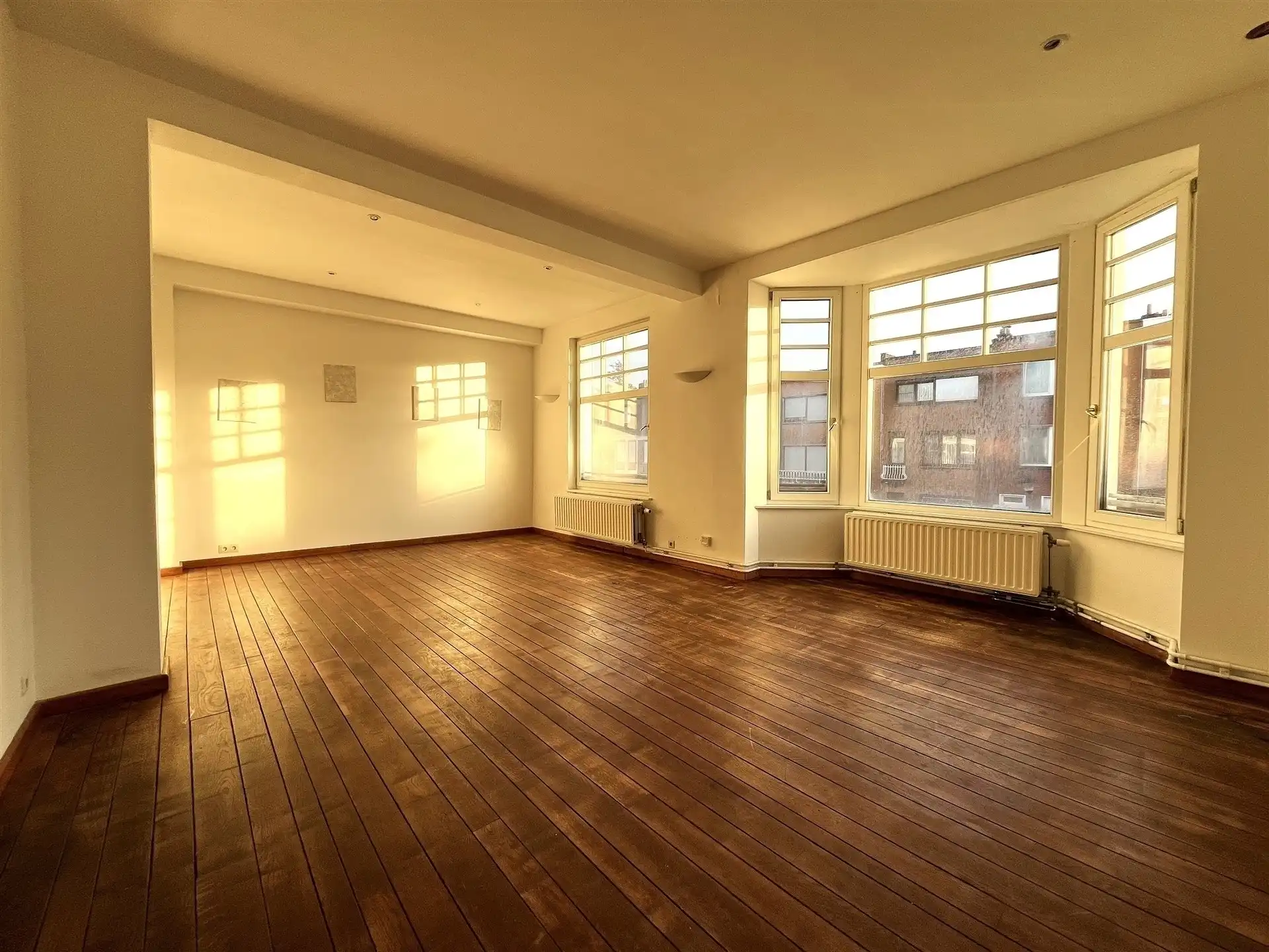 Appartementsgebouw met parking en zeer grote tuin! foto 4