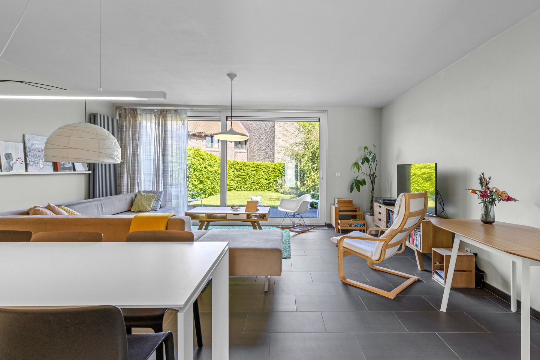 Instapklare gezinswoning met tuin en 4 slpks foto 2
