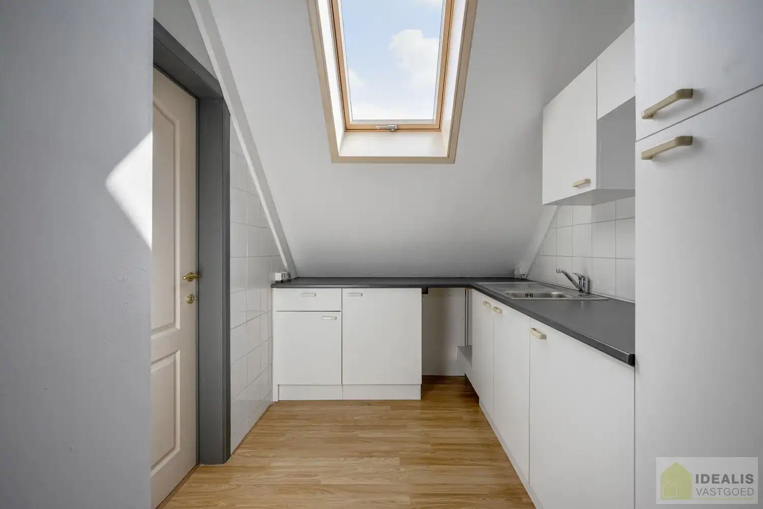 ZEER RUIM OPGEZETTE (481m²!) EN KNAP AFGEWERKTE EENGEZINSWONING OP RUSTIGE LOCATIE MET MAAR LIEFST 8!! SLAAPKAMERS foto 31