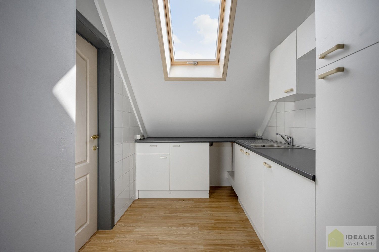 ZEER RUIM OPGEZETTE (360m²!) EN KNAP AFGEWERKTE EENGEZINSWONING OP RUSTIGE LOCATIE MET MAAR LIEFST 8!! SLAAPKAMERS foto 31