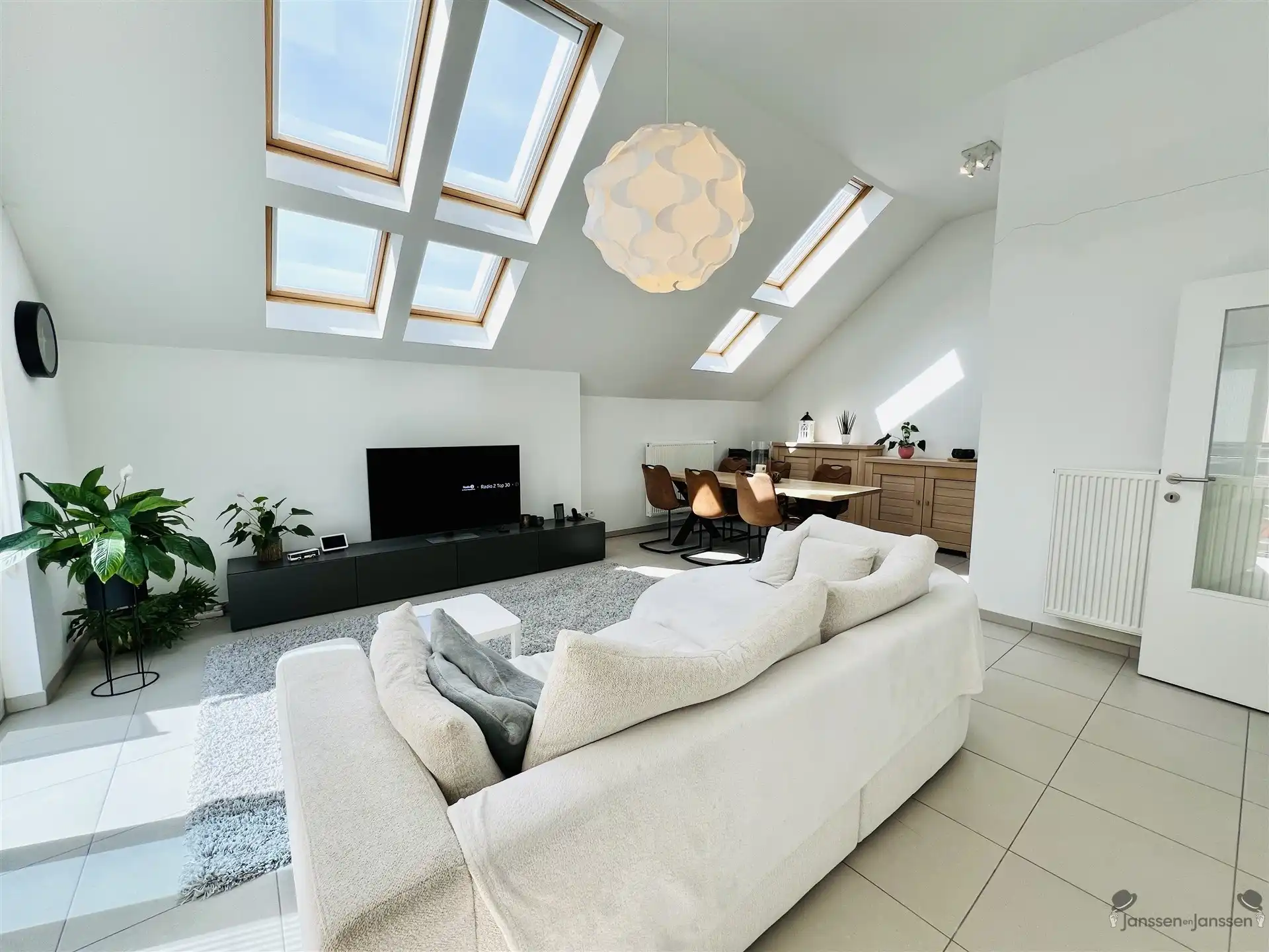 Lichtrijk dakappartement met 2 slaapkamers foto 3