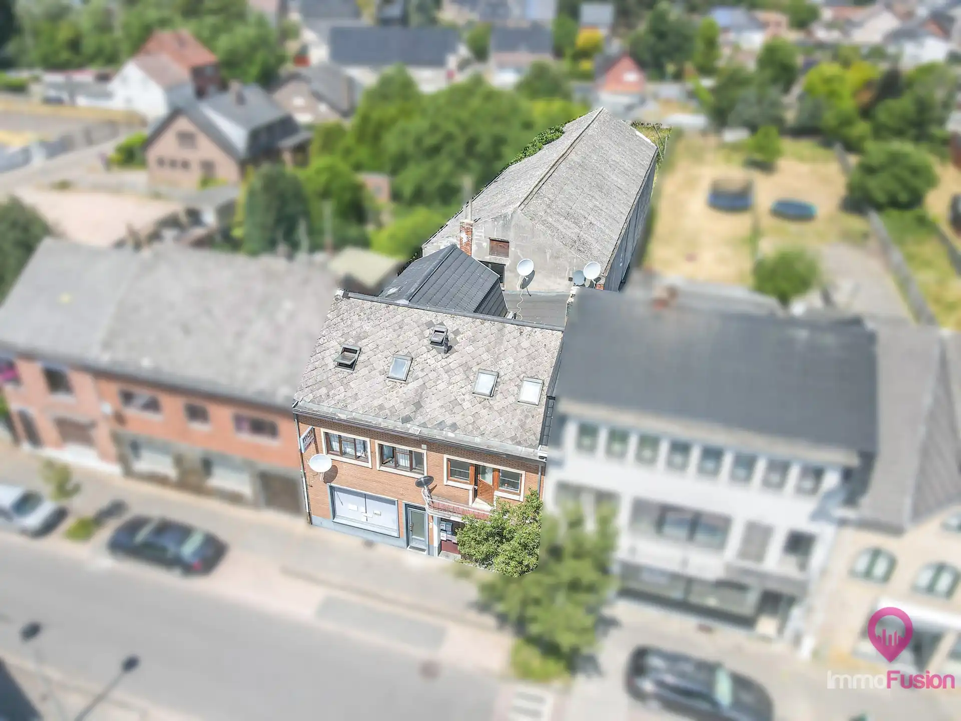 Uitzonderlijk opbrengstpand met handel, grote zaal en 2 app! foto {{pictureIndex}}
