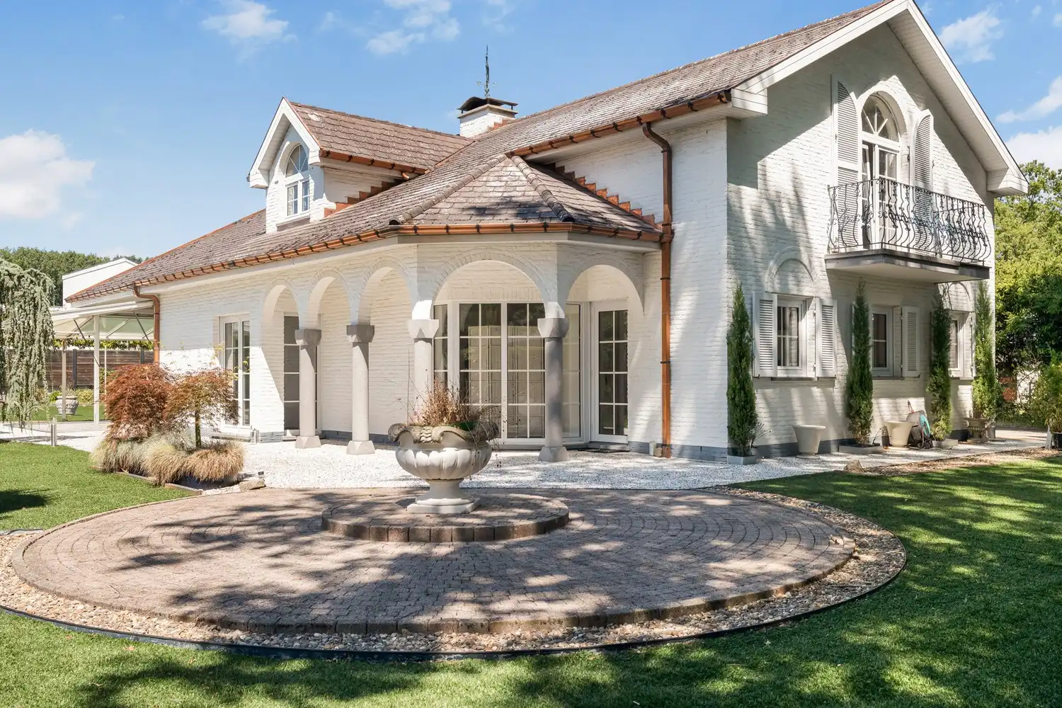 Exclusieve villa met royale leefruimtes op een unieke locatie foto 3