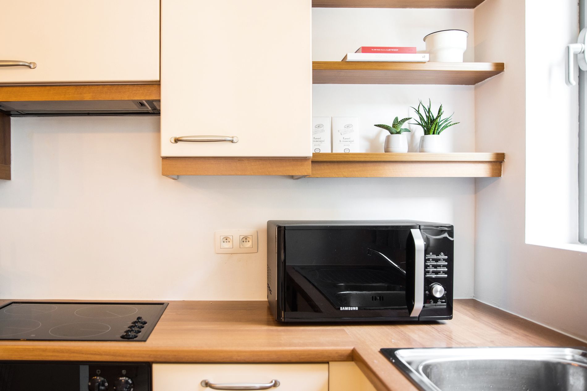 Sfeervol ingericht appartement onder de Onze Lieve Vrouwekathedraal foto 3