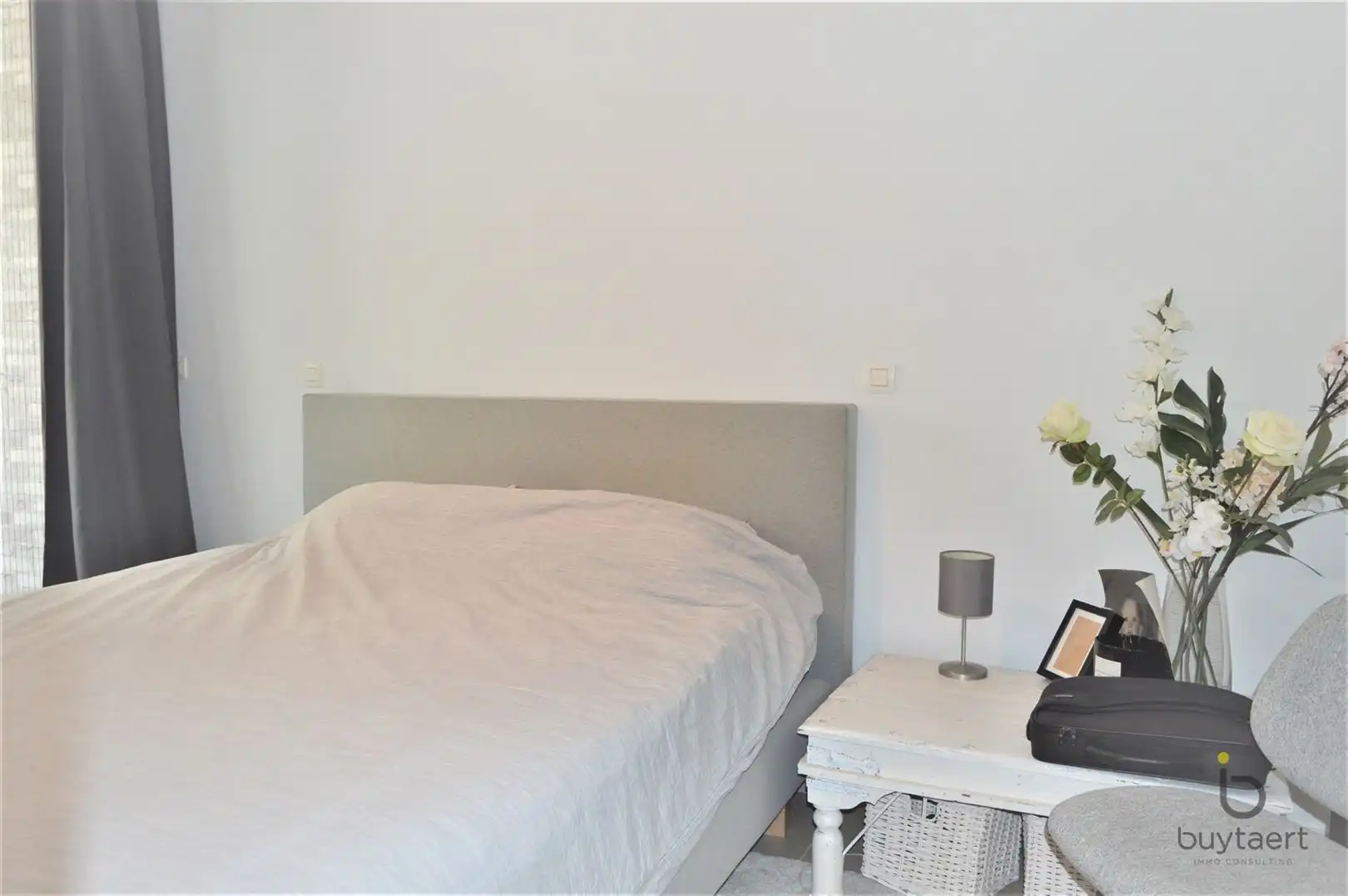 Frontaal waterzicht vanuit dit lumineuze recente appartement met terras! foto 8