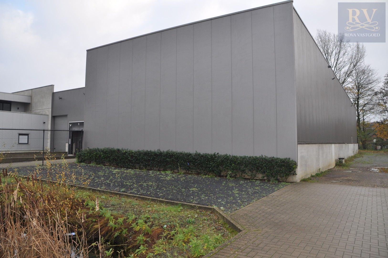 OPSLAGLOODS VAN +-407 M ²  OP  EEN CENTRALE LOCATIE IN ZONHOVEN foto 1