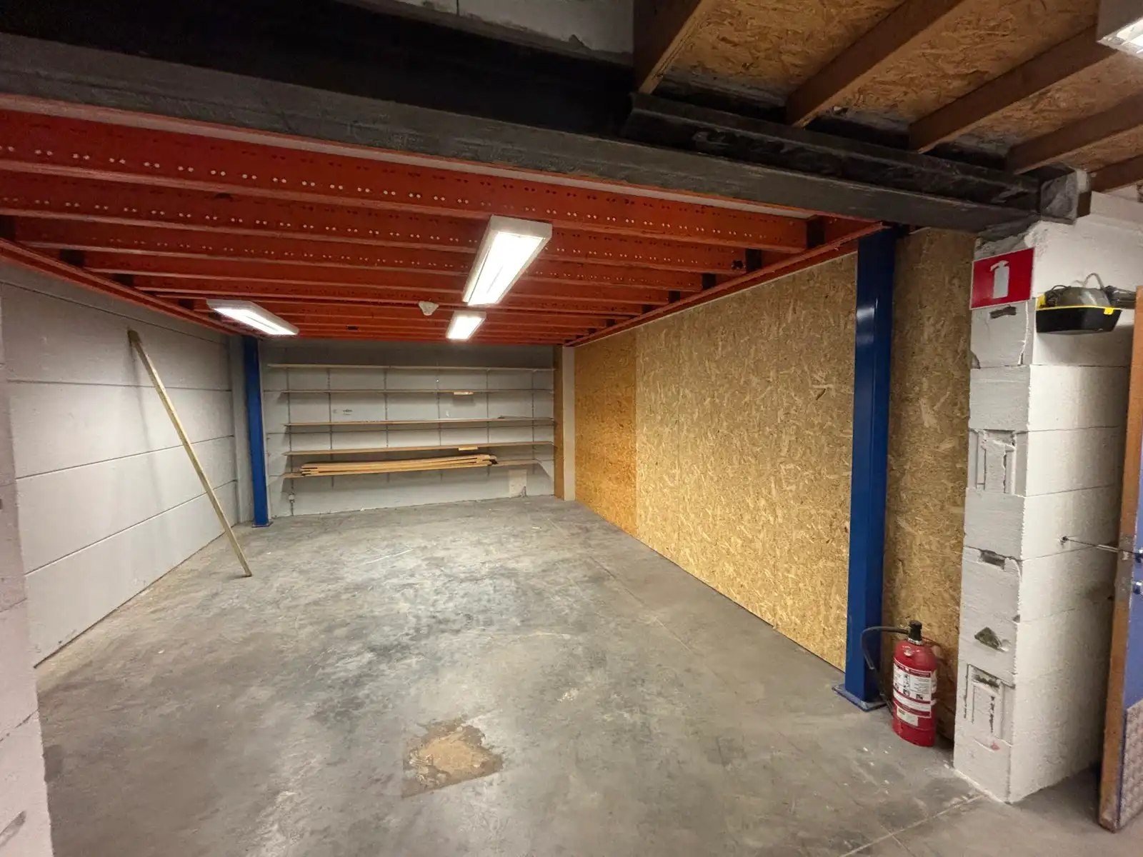 Commerciële ruimte van +- 700 m² te huur in Kuurne foto 6